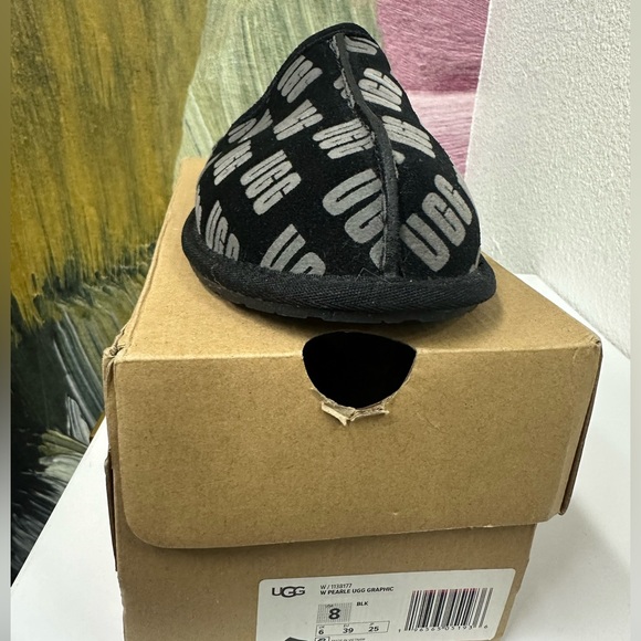 Woman’s UGG slippers - Picture 2 of 3